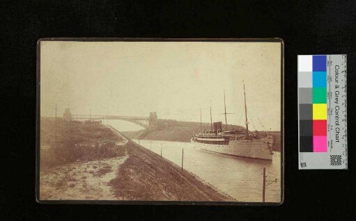 Aufnahme aufgezogen auf Karton [Reichspostdampfer "Kaiser Wilhelm II." im Kaiser Wilhelm-Kanal, Schmidt & Wegener, Kiel, 1895]