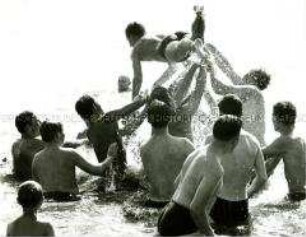 Junge Männer in Badekleidung im Wasser
