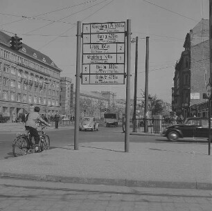 Berlin-Kreuzberg. Gneisenaustraße/Ecke Mehringdamm, Straßenansicht