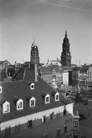 Dresden. Blick von der Schloßstraße über den Altmarkt gegen Neues Rathaus und Kreuzkirche