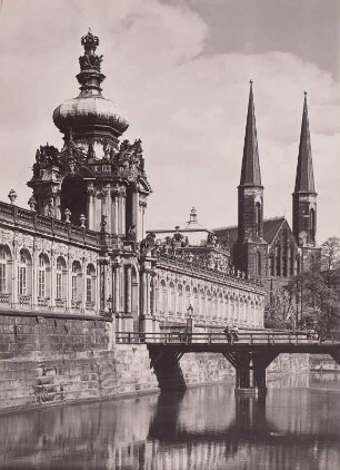 Dresden, Langgalerie des Zwingers mit Kronentor und Brücke und Sophienkirche