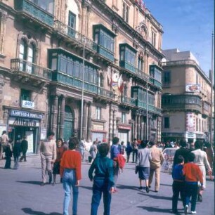 Malta. Valletta. Straße mit typischen Holzbalkonen