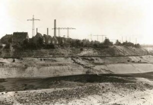 Niederlausitzer Braunkohlengebiet, Laubusch, Grube Erika : Aufgelassener Braunkohlentagebau, im Hintergrund ehemaliger VEB Braunkohlenwerk "John Scheer"
