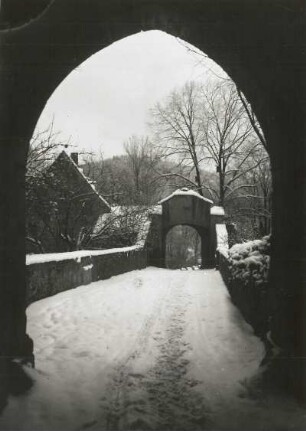 Scharfenstein, Burg : Scharfenstein. Burg. Blick durch das Innenportal gegen das östliche Außenportal. Winteraufnahme