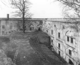 Königstein. Festung. Kriegskasernen III (1884/1885) und IV (1767/1832). Blick in Richtung Hempels Ecke