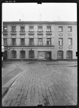 Großenhain, Karl-Marx-Platz (Hauptmarkt). Wohnhäuser mit Läden. Straßenfront