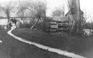 Hähnichen-Quolsdorf. Ehem. Wassermühle am Schöps beim Rittergut, Blick auf Mahl- und Schneidemühle, vor 1945, Repro