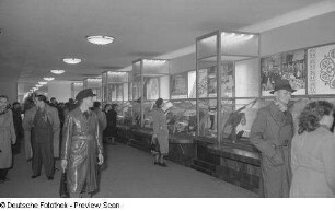 Blick in einen Ausstellungsteil für Bekleidung