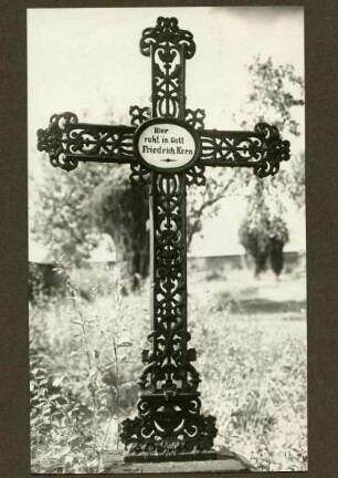 alter Friedhof. Grabkreuz aus Gußeisen für Friedrich Kern