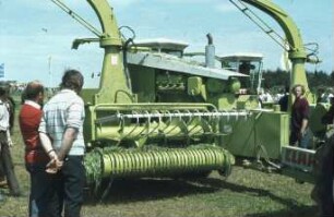 Fotografie: Erntetechnik, Feldhäcksler gezogen, Aufbaumotor