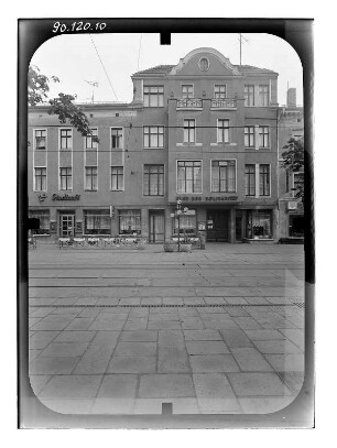 Brandenburg an der Havel, Hauptstraße 26/28. Wohnhaus mit Restaurant Stadtcafé und Klub der Solidarität. Straßenfront (Teilansicht)
