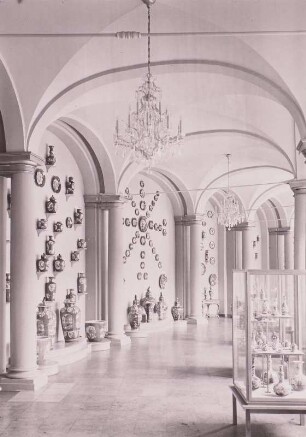 Porzellansammlung Dresden : Dresden, Zwinger, Inneres, Ausstellung der Porzellansammlung. Bogengalerie J mit chinesischen und japanischen Porzellanen. Neuaufstellung, Eröffnung 23. 9. 1962