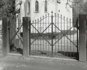 Ottendorf-Okrilla, Kirche : Ottendorf-Okrilla. Friedhofstor (Ende 19. Jahrhundert), Feldweg. Straßenseite