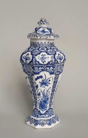 Achtkantige Deckelvase mit Vogel- und Blütendekor in gerahmten Reserven (Vasenpaar)