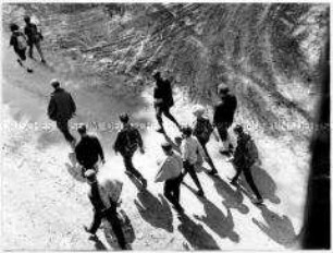Jugendliche bei einer Wanderung von oben fotografiert (Altersgruppe 18-21)