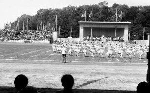 Tanzvorführung auf der Reichsnährstandausstellung 1939 : Eine Tanzvorführung auf dem Großen Ring im Rahmen der 5. Reichsnährstand-Ausstellung 1939 in Leipzig.
