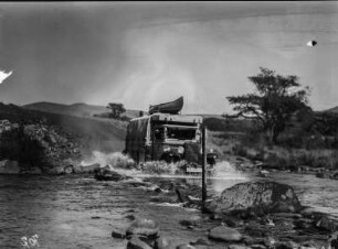 Südliches Afrika. Opellastwagen der Expedition beim Durchqueren eines Flußbettes, 1931