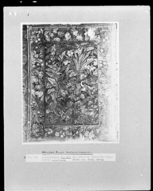 Ornamentaler Teppich mit Pflanzen