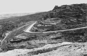 Das Berberdorf Yafran : Blick auf das Dorf Yafran, das an einem Berghang gelegen ist