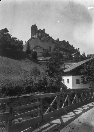 Schloss Freundsberg : Blick von einer Brücke über den Schwader Bach hoch zum Schloss Freundsberg