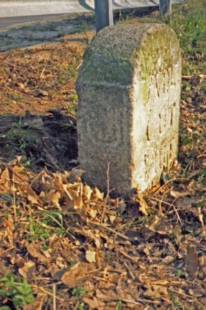 Wolkenwehe: bei Grenze zu Nütschau: an Kreisstraße 64 (Lindenstraße): Grenzstein [Nr. 70] zwischen Adligem Gut Blumendorf und Adligem Gut Nütschau: Seite Nütschau: auf Schmalseite umgekehrtes Hufeisen-Symbol
