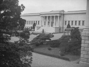 Museum auf dem Botandai-Berg in Nordkorea? : Ansicht mit Gartenanlage