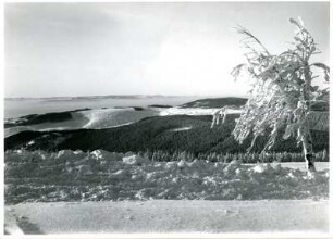 Klínovec, (deutsch: Keilberg), Blick aus der Nähe der Sonnenwirbelhäuser nach Westsüdwest