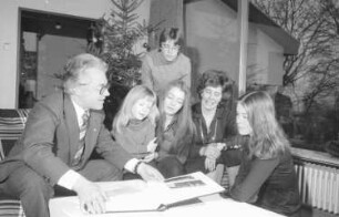 Säckingen: Wohnung; Wirtschaftsminister Eberle mit Familie; am Tisch (mit Fotoalbum)