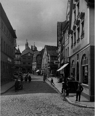 Lohr am Main im Spessart. Unterfranken. Ansicht der Hauptstraße. Im Hintergrund das von 1599 bis 1601 errichtete Rathaus