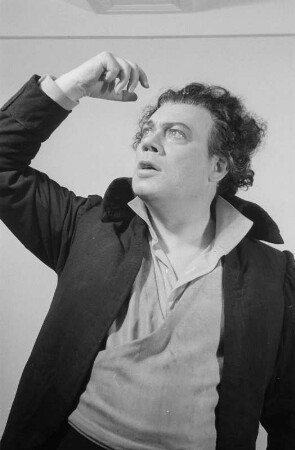 Szenenbilder aus der Oper "Dantons Tod" von Gottfried von Einem an der Deutschen Staatsoper Berlin: mit Hans Reinmar in der Titelrolle und Erich Witte als Robespierre, Elisabeth Grümmer u. a. : Soloaufnahme von Hans Reinmar als Danton
