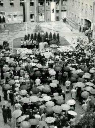 Enthüllung des Denkmals für die Opfer des 20. Juli 1944 im Hofe des ehemaligen Reichskriegsministeriums