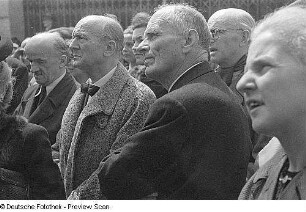 Ehrung für Max Reinhardt im Deutschen Theater Berlin und anschließende Straßenbenennung (Umbenennung der Karlstraße) : Gäste während des Festaktes zur Straßenbenennung