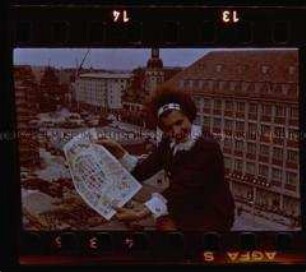 Leipziger Stadtführerin (Hostess) mit Stadtplan vor Marktplatz und altem Rathaus