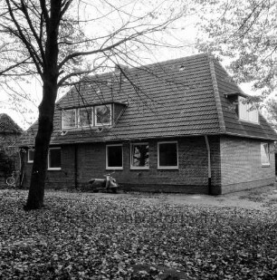 Dorfstraße: Schullandheim "Heinrich-Sahrhage-Haus": Neubau eines Mädchenhauses vor Fertigstellung: vorn unbefestigte Außenanlage: links Baum: in der Mitte Motorroller