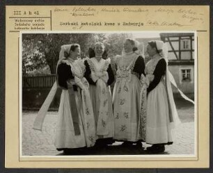 Sorbische katholische Hochzeit in Radibor. Brautjungfern und Brautführerin : Serbski katolski kwas w Radworju. Družki a słónka
