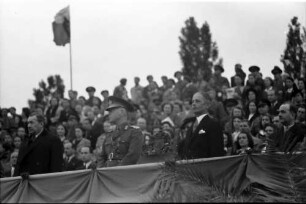 Bukarest: 1. Staatsjugendtag, Marschall Antonescu auf Tribüne