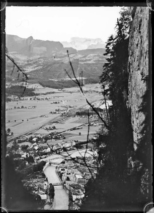 Österreich, Hallein. Blick auf Hallein und Dachstein durch den Kamin am kleinen Barnstein