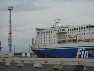 Rostock - Fährschiffterminal : Eine finnische Autofähre liegt am Kai. Aufgenommen am 24. Juli 2010 im Seehafen Rostock