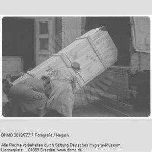 Verladen für den Transport zur Indischen Industrieausstellung Neu-Delhi