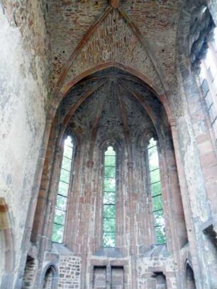 Totenkirche-Chor Innen (Gotisch neu erbaut) nach Osten mit Hochfenstern und steinsichtigem Kreuzrippengewölbe