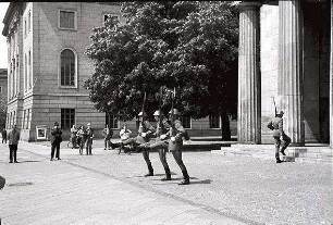 Berlin: Ost; Wachablösung am Ehrenmal