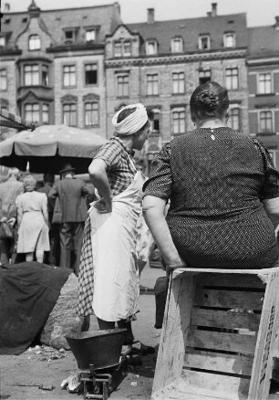 Rückansicht zweier Marktfrauen auf dem Wochenmarkt in Zwickau, 1950