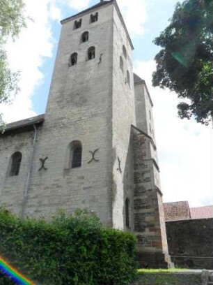 Nordturm von Nordnordwesten mit Biforien in den Obergeschossen und Strebepfeiler im Westen