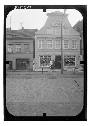 Bützow, Wilhelm-Pieck-Straße (Lange Straße) 63. Wohnhaus mit Laden (Drogerie Gieseking). Straßenfront