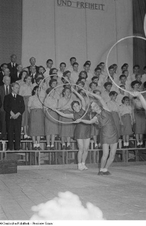 Darbietung gymnastischer Übungen mit Reifen