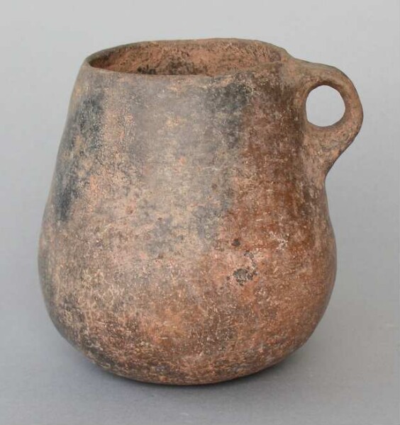 Clay pot with handle