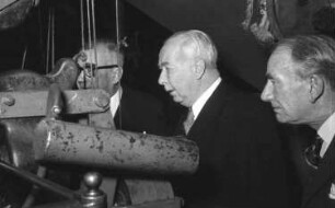 Lörrach: Heuss an einer Maschine; Hans Stössel und Heuss