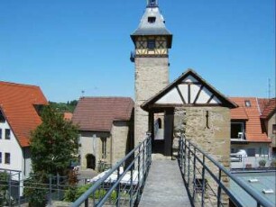 Stadtbefestigung-Stadtmauer im Osten über Wehrgang (mit eingestelltem Wehrturm-Schlüsselloch-Schießscharte) zum Stadttor (oberer Torturm)