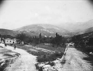 Landstraßen : Eine Ebene mit Dorf und Landstraßen. Im Hintergrund Gebirge