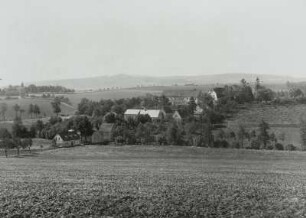 Theisewitz (Kreischa-Theisewitz). Ortsteilansicht mit Landgut Theisewitz. Blick nach Süden zum Gut Zscheckwitz und zum Wilisch (476 m)